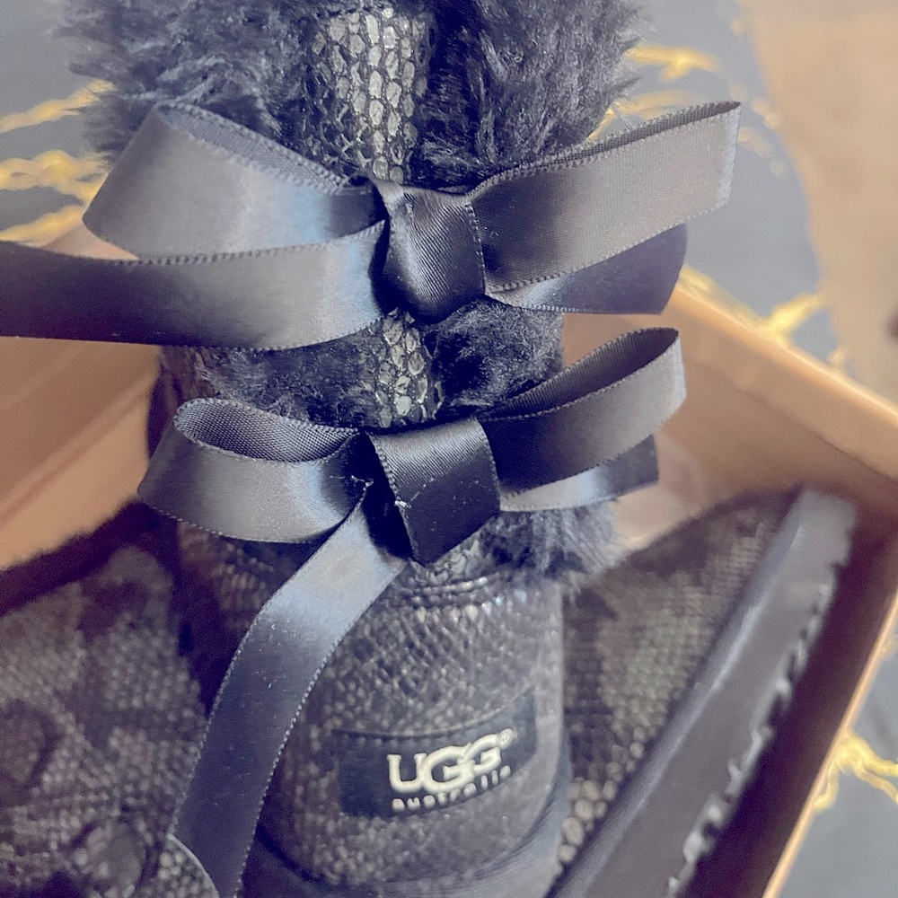 Hello I’m Nya and I’m selling a size 10 pair of Australian Ugg’s